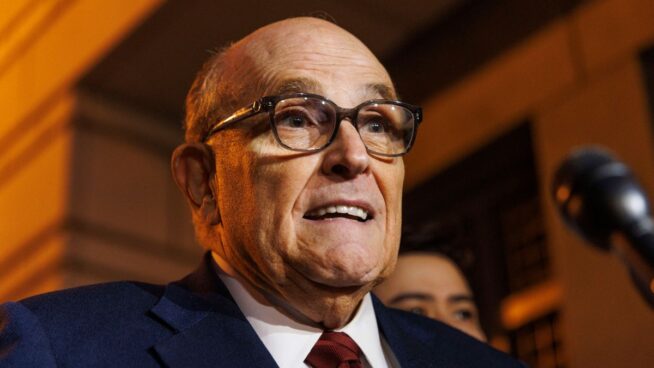 Rudy Giuliani pagará 135 millones a funcionarios a los que acusó de amañar las elecciones