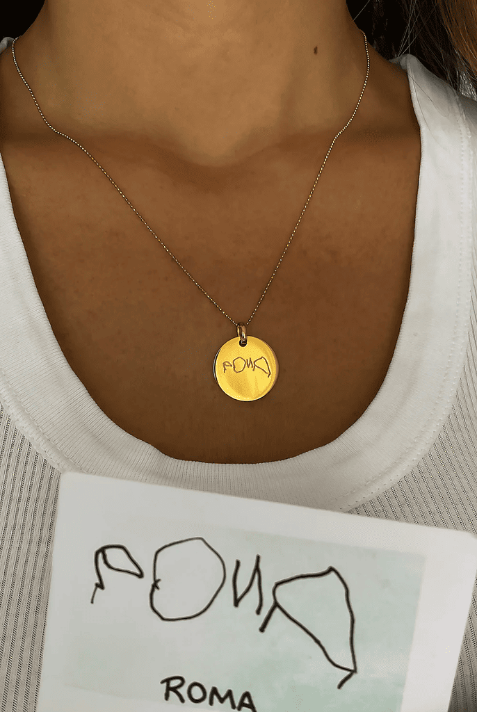 Collar de MEW personalizado con la escritura de la hija de Laura Escanes