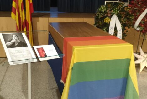 Comienza el velatorio abierto al público de Itziar Castro, con el ataúd abierto y la bandera LGTBI