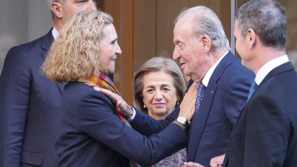 El saludo entre el rey Juan Carlos y Elena.