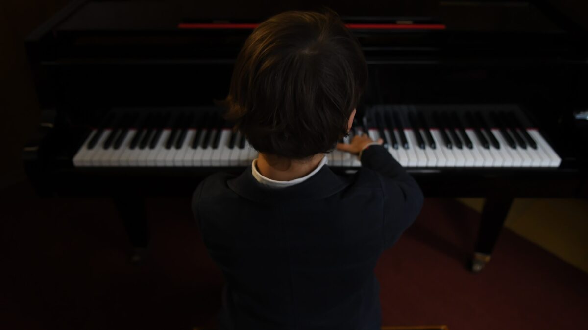 Tocar un instrumento sube las notas en lengua, matemáticas y ciencias