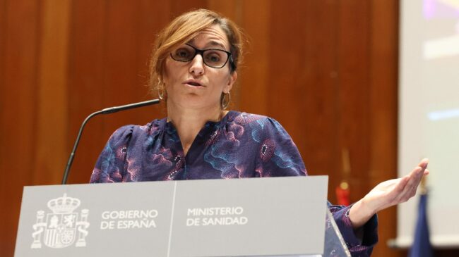 Mónica García se desmarca de la cúpula de Sumar y evita hablar de tránsfugas en Podemos