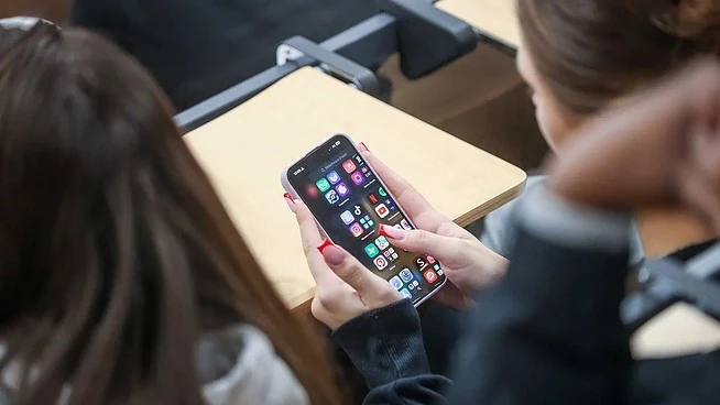 Los españoles, entre los que menos miran el móvil durante las citas