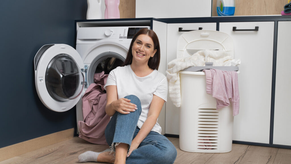 Mujer poniendo la lavadora