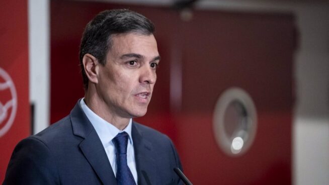 Sánchez homenajea a Redondo tras expulsar del PSOE a su hijo por criticar la amnistía