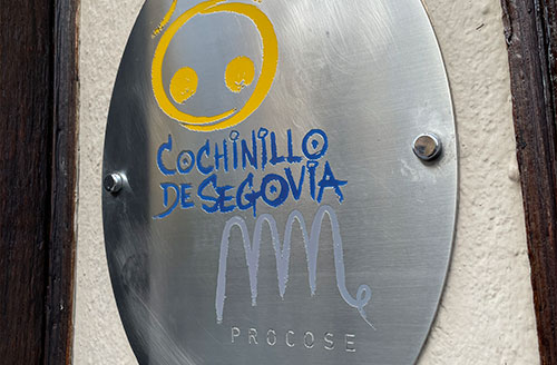 Placa distintiva de la marca de calidad. 
Cochinillo de Segovia