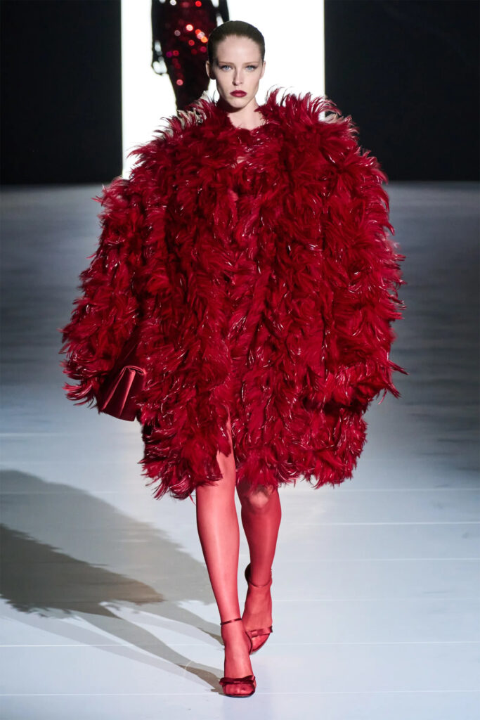 Abrigo de plumas rojas de Dolce & Gabbana