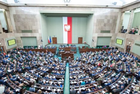 Un diputado de Polonia apaga con un extintor un candelabro judío en el Parlamento