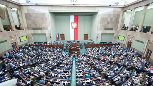 Un diputado de Polonia apaga con un extintor un candelabro judío en el Parlamento