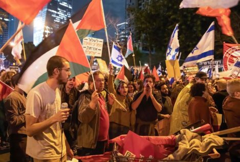 Cientos de personas se manifiestan contra la guerra en Tel Aviv y piden elecciones
