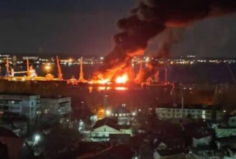 Ucrania destruye un importante buque de combate ruso en Feodosia (Crimea)