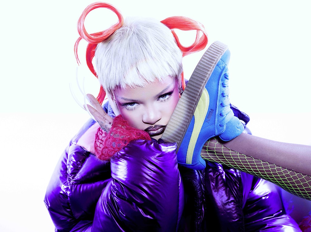 Rihanna con las zapatillas que ha diseñado para Puma