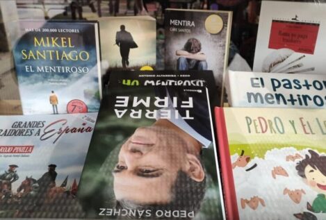 La nueva moda vista en las librerías españolas: poner el libro de Sánchez boca abajo