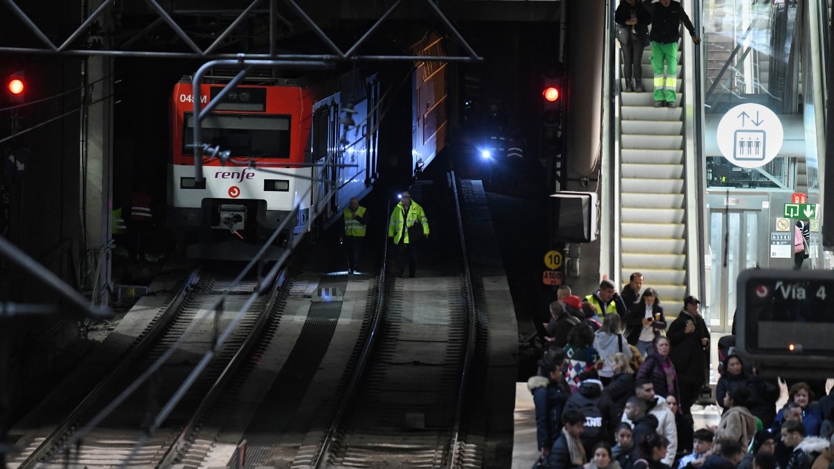 Cercanías recupera la circulación tras varias horas con problemas por un tren descarrilado