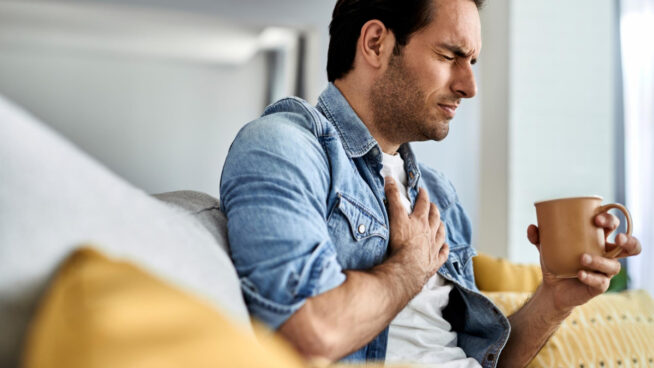Síndrome del corazón en vacaciones: qué es y cómo los excesos de Navidad nos afectan