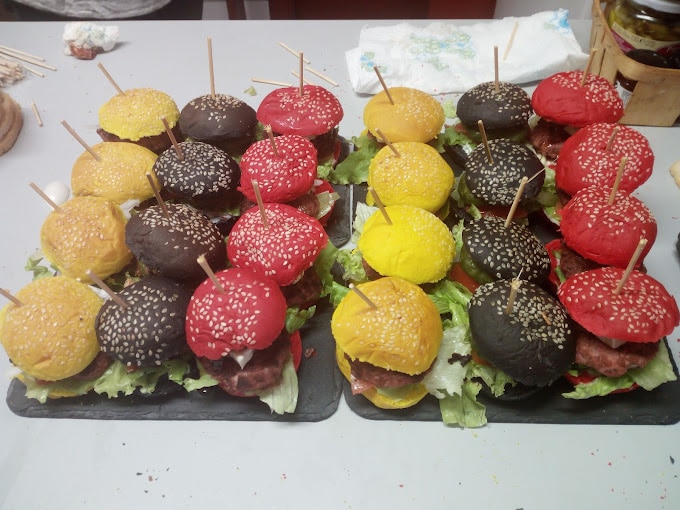Los pinchos de mini hamburguesas de colores del Bar Maxi Izurde,  Pamplona.
Bar Maxi Izurde