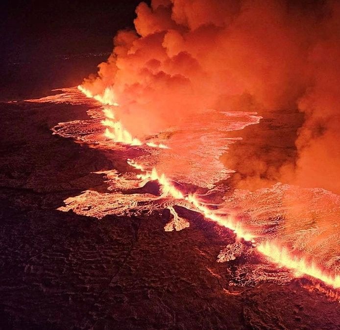 Islandia declara el estado de emergencia por la erupción de un volcán cerca de Grindavik