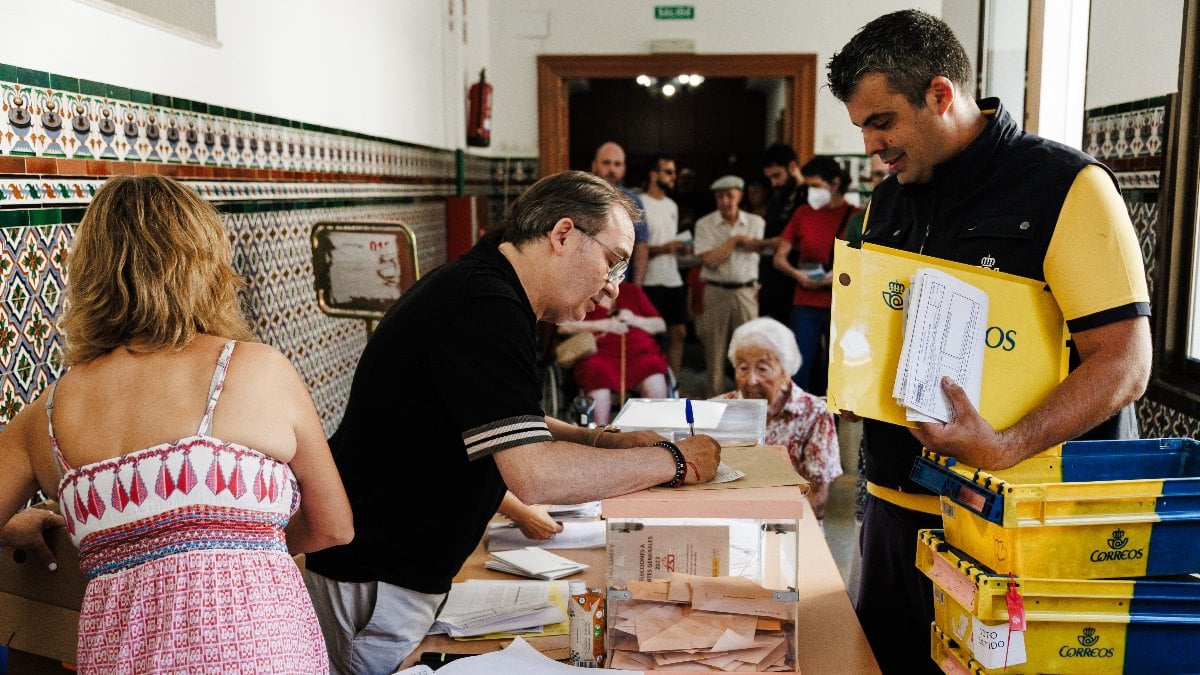 El Gobierno adjudica 35.000 euros a Correos para que devuelva el franqueo del voto del 28-M