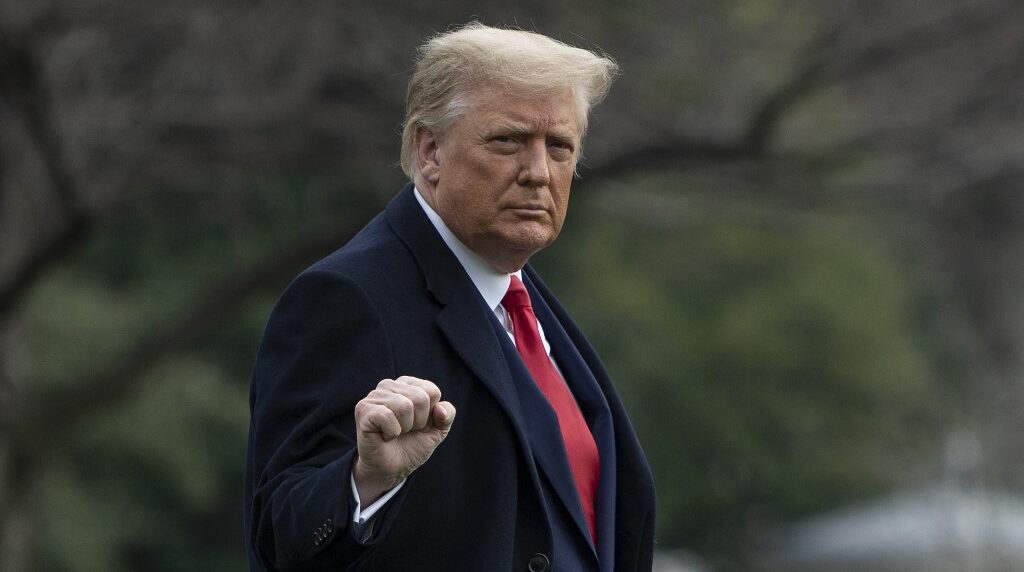 Trump se acerca al duelo con Biden tras ganar las primarias de New Hampshire