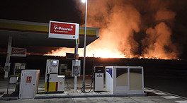 Incendio en una planta de compostaje en Arona, Tenerife. Los bomberos siguen trabajando para extinguirlo