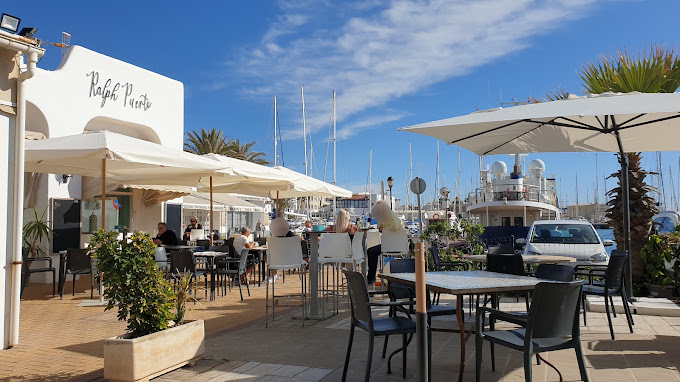 Terraza junto al puerto del restaurante Ralph Puerto Cafe Lounge Restaurant, El Ejido. 
Ralph Puerto Cafe Lounge Restaurant