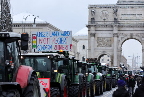 Agricultores alemanes bloquean el país en protesta contra las políticas agrarias de Scholz