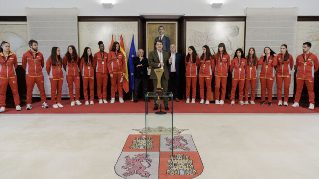 Mañueco recibe a las campeonas de España de baloncesto infantil