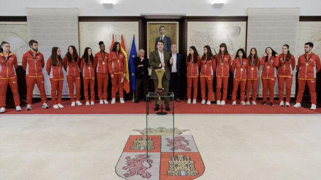 Mañueco recibe a las campeonas de España de baloncesto infantil
