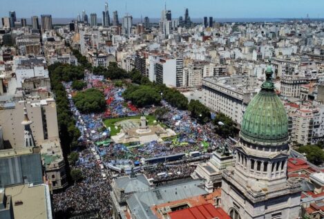 Miles de personas secundan la primera huelga general contra los planes de Milei en Argentina