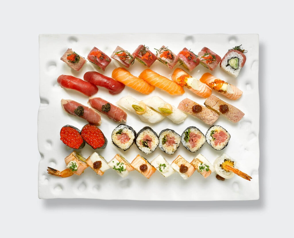 Bandeja especial con 35 piezas de sushi compuesta por una selección especial del chef de makis y nigiris variados. 
Grupo NOMO