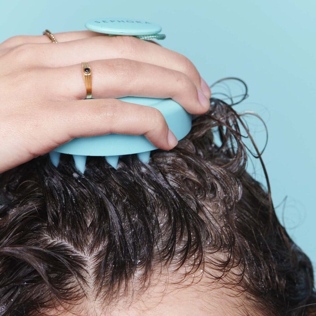 Realización de un masaje del cuero cabelludo. (Fuente: Sephora)