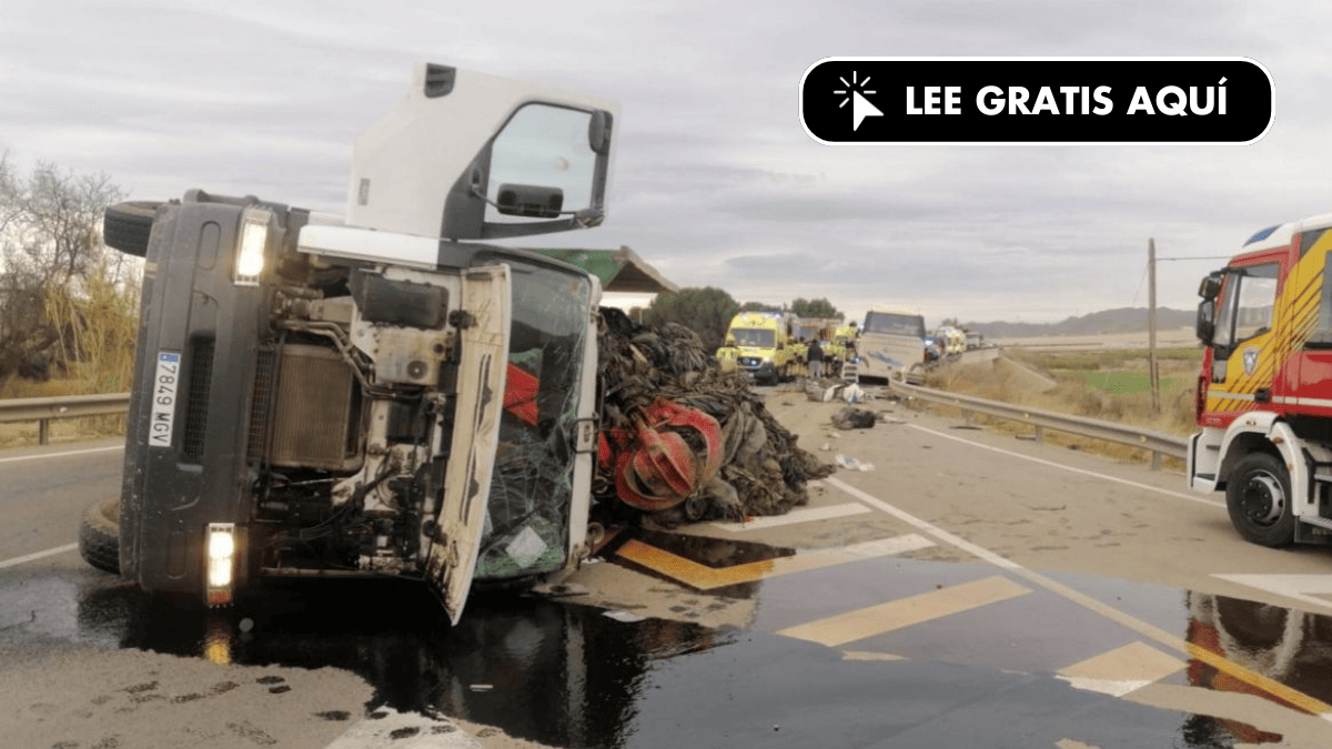 Un fallecido y 13 heridos al volcar un camión sobre un autobús de  trabajadores en Lorca