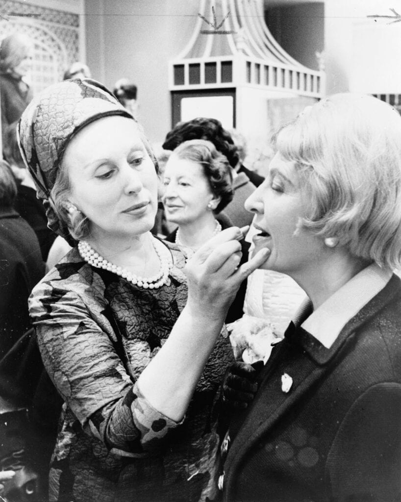 Estée Lauder fue la artífice de las muestras en cosmética. (Fuente: Wikipedia)