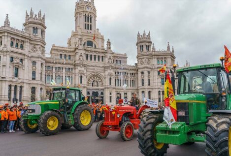 Cientos de agricultores organizan 'tractoradas' para intentar bloquear España este martes 