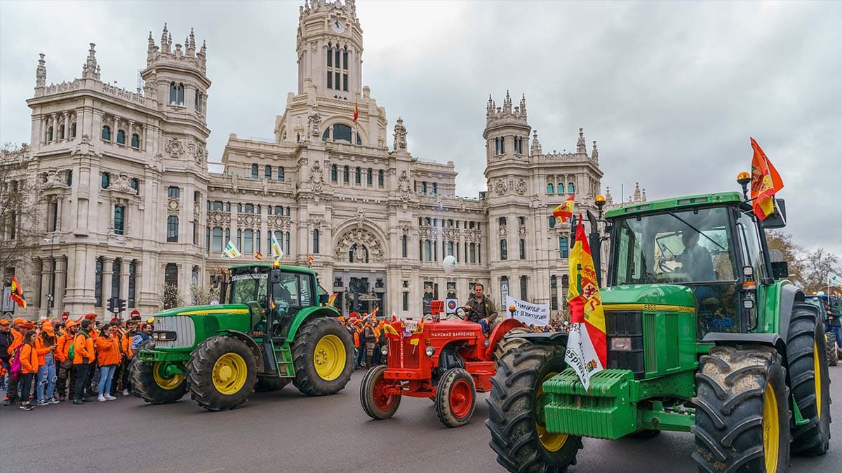 Cientos de agricultores organizan ‘tractoradas’ para intentar bloquear España este martes 