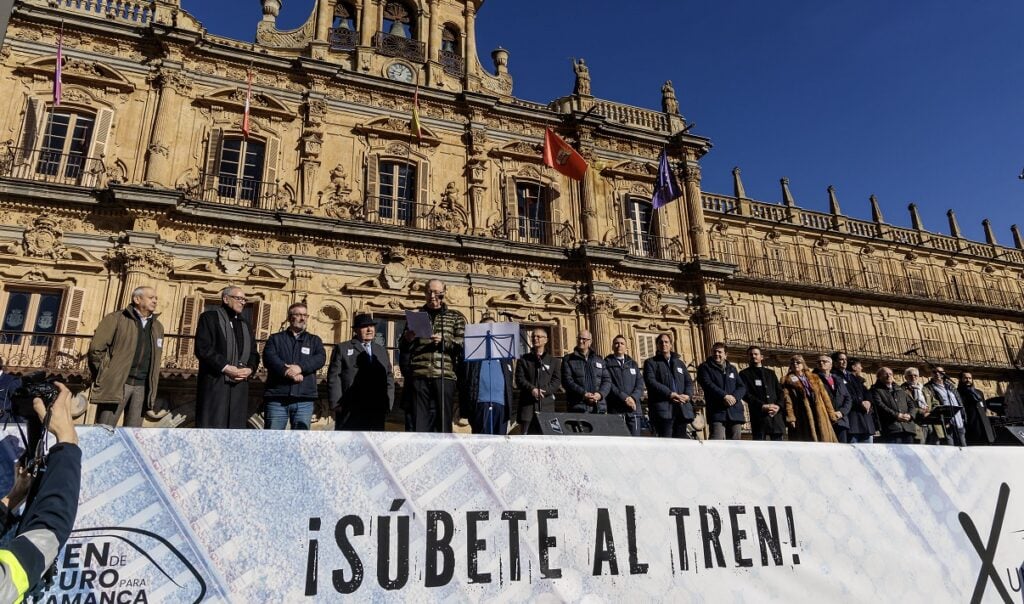 Unos 15.000 manifestantes se concentran en la Plaza Mayor de Salamanca para reclamar al Gobierno central mejores conexiones ferroviarias.
