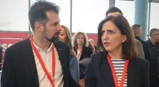 Así intenta la dirección del PSOE jubilar a su líder en Castilla y León: «Elige lo que quieras»