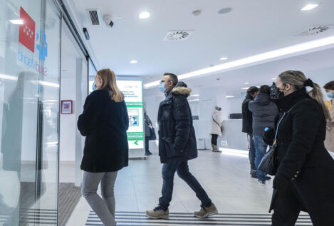 La mascarilla deja de ser obligatoria en centros de salud y hospitales en Madrid