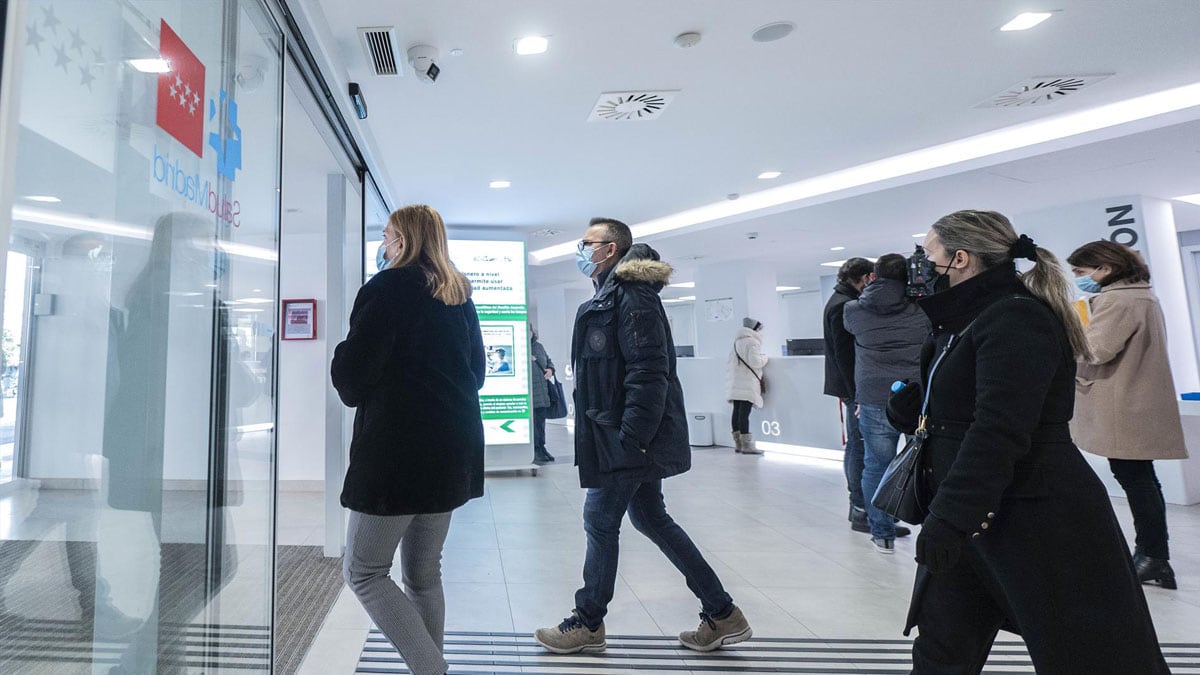 La mascarilla deja de ser obligatoria en centros de salud y hospitales en Madrid