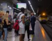 Unos vándalos apedrean trenes y ponen obstáculos en vías de Cercanías de Barcelona