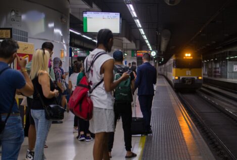 Unos vándalos apedrean trenes y ponen obstáculos en vías de Cercanías de Barcelona