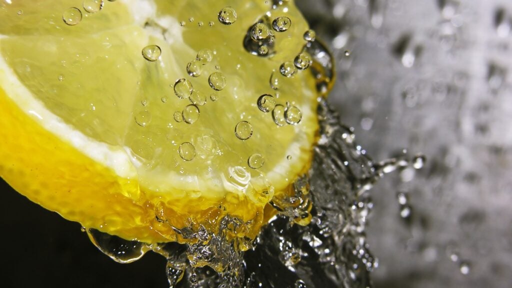 Agua con limón, ideal para adelgazar y acelerar el metabolismo