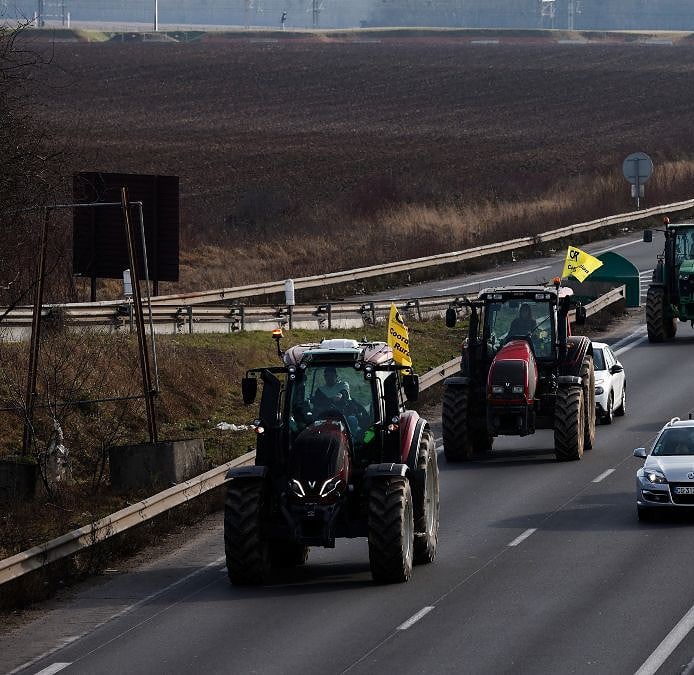 Agricultores franceses bloquearán los accesos a París desde este lunes y de manera indefinida