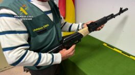 Detenidos en Porto Colom (Mallorca) por atracar con un fusil AK-47 falso