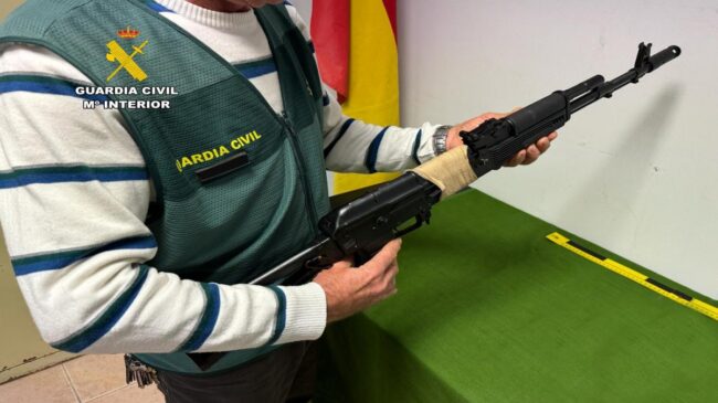 Detenidos en Porto Colom (Mallorca) por atracar con un fusil AK-47 falso