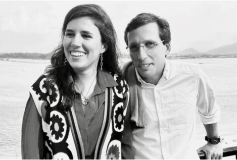 José Luis Martínez-Almeida y su prometida, Teresa, invitan al rey Juan Carlos a su boda