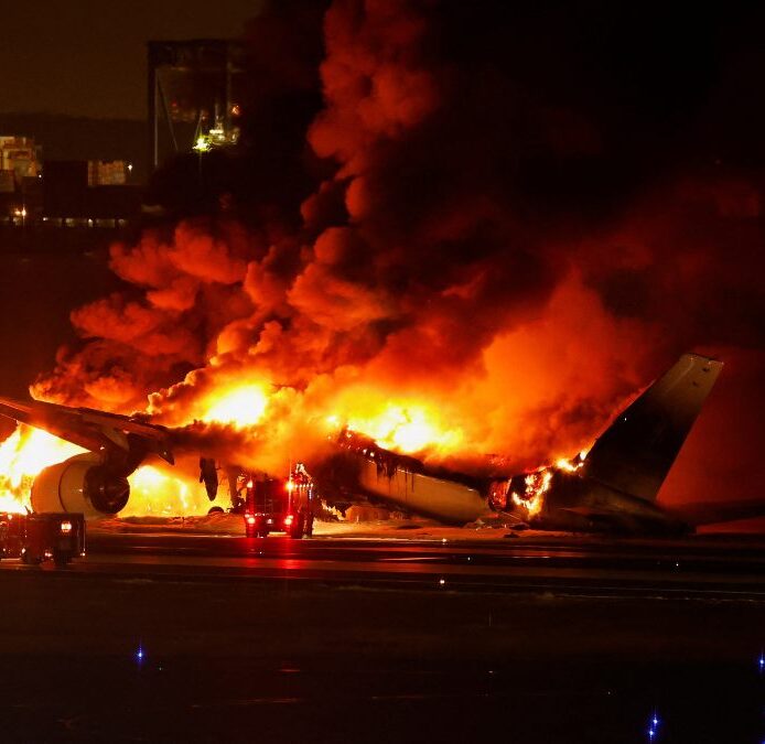 Un accidente en el aeropuerto de Tokio incendia un avión y deja cinco muertos de otra aeronave