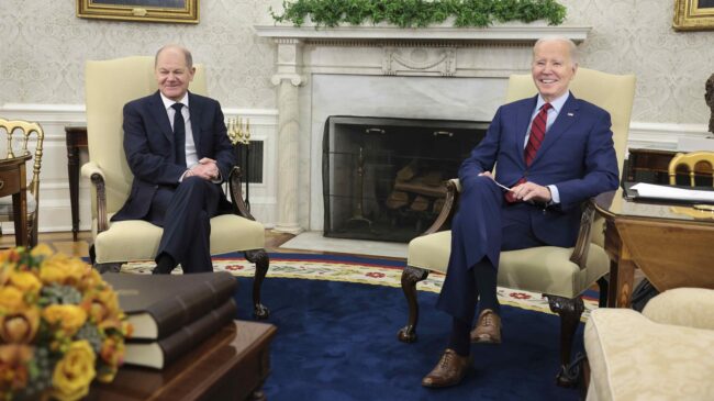 Biden y Scholz se comprometen a seguir enviando ayuda financiera y militar a Ucrania