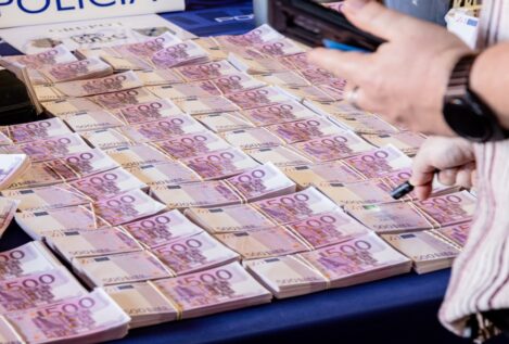 Defraudan más de 500.000 euros fabricando billetes falsos con cartulinas blancas