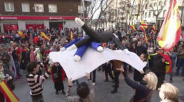Unas 150 personas se concentran en Ferraz y mantean muñecos de Sánchez y Puigdemont